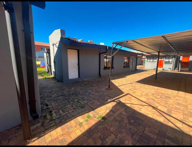 8 BEDROOM HOUSE FOR SALE IN KEMPTON PARK CENTRAL